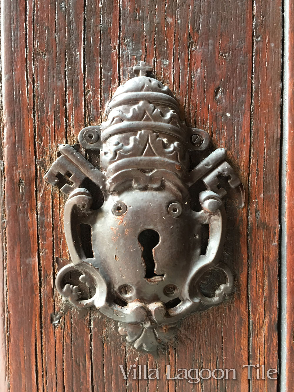 Cuban door hardware--wonderful details.