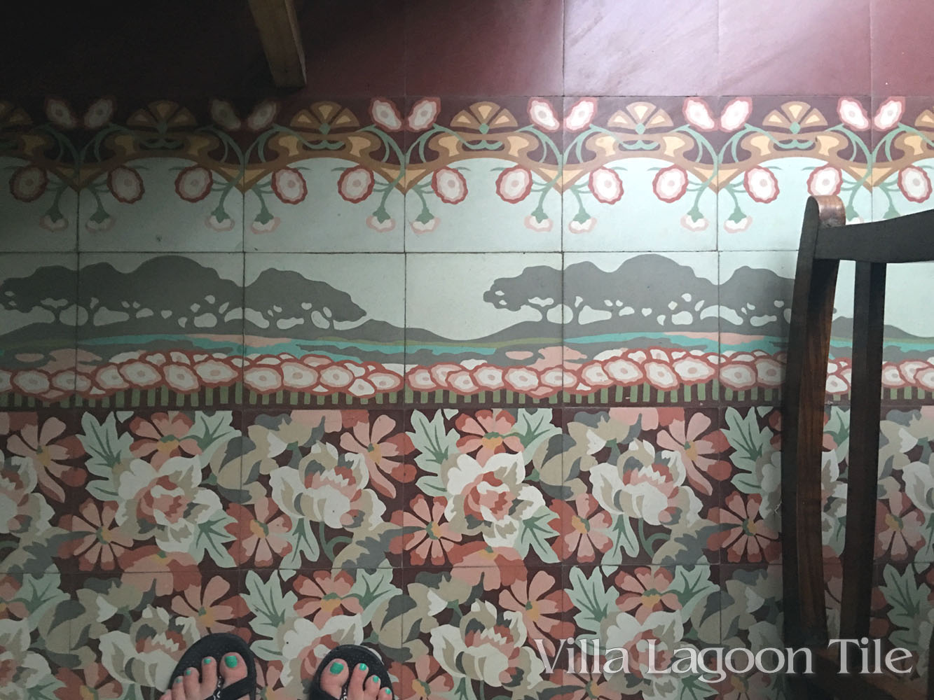 A floral Cuban tile in the front salon. Once again the pinks, cranberry, and greens...a favorite Cuban color combination. This border of trees is especially interesting. The rocking chair rails can be seen on the right, positioned to look out the window. 